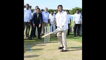 రాజకీయాలకు, బిజీ షెడ్యూల్‌కు విరామం.. సరదాగా క్రికెట్‌ ఆడిన వైఎస్ జగన్ (ఫోటోలు)