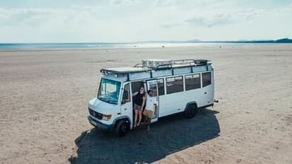 നാലുചുവരുകള്‍ക്കുള്ളിലെ ജീവിതം ബസിലെ വീട്ടിലേക്ക് പറിച്ചുനട്ടു, ലക്ഷങ്ങള്‍ ലാഭമുണ്ടാക്കി ഈ കമിതാക്കള്‍