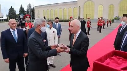 জর্জিয়াবাসীর হাতে কুইন কেটিভানের পবিত্র নিদর্শন উপহার ভারতের, আবেগঘন বিদেশমন্ত্রী