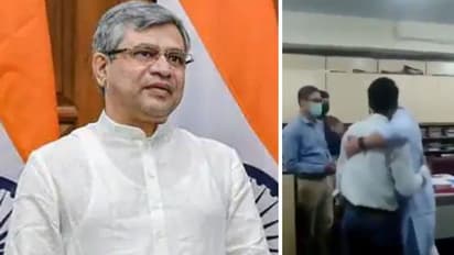 ರೈಲ್ವೇ ಸಿಬ್ಬಂದಿ ಮನಗೆದ್ದ ರೈಲ್ವೇ ಮಂತ್ರಿ: ಸರ್‌ ಅಲ್ಲ, ಬಾಸ್‌ ಎನ್ನುತ್ತಾ ಇಂಜಿನಿಯರ್‌ ಅಪ್ಪಿಕೊಂಡ್ರು!