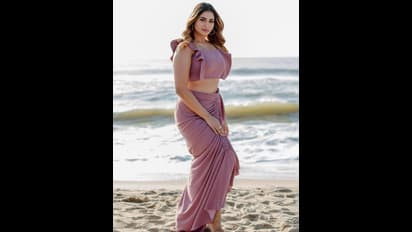 கதவே வைக்குற அளவுக்கு டீப்நெக் ஜாக்கெட்! காட்டன் சேலையில்  கும்முனு குண்டு மல்லி போல் போஸ் கொடுத்த ஷிவானி!