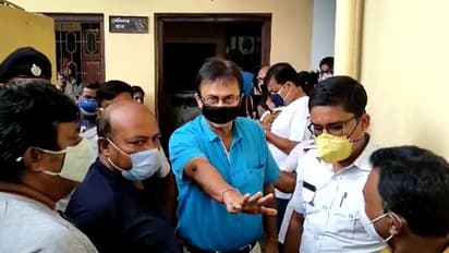 টিকা নিতে গেলে দেখা হচ্ছে রাজনৈতিক রং, হাওড়ায় বিক্ষোভ বিজেপির