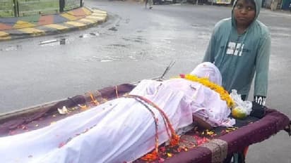 जिंदा आदमी की निकाली शव यात्रा, लोग मातम भी मना रहे..अंत में अर्थी से उठ युवक ने सुनाई दर्दभरी कहानी