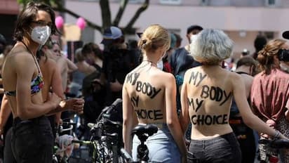 ബ്രാ ധരിച്ച് പുരുഷന്മാർ, മേൽവസ്ത്രമില്ലാതെ സ്ത്രീകൾ; ബെർലിനിൽ 'എന്റെ ശരീരം എന്റെ സ്വാതന്ത്ര്യം' പ്രതിഷേധം