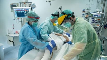 हे भगवान! जानें क्या हुआ उस महिला का हाल, जब वो एक साथ कोरोना के अल्फा-बीटा वेरिएंट से एक साथ संक्रमित हुई