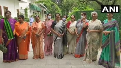 নির্মলার বাড়িতে চায়ের আসর, উপস্থিত প্রধানমন্ত্রীর মন্ত্রিসভায় মহিলা মন্ত্রীরা