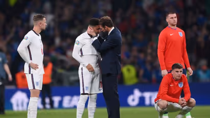 'ഇറ്റ്‌സ് കമിംഗ് ഹോം', വീണ്ടും തോറ്റുപോയൊരു പാട്ട്; തറവാടുമുറ്റത്തും കണ്ണീരണിഞ്ഞ് ഇംഗ്ലണ്ട്