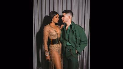 যৌনমিলনের নেশায় আসক্ত নিক, সঙ্গমের বায়নাক্কা সামলাতে গিয়ে জেরবার অবস্থা প্রিয়ঙ্কার