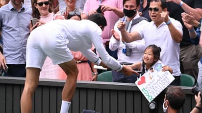 బుల్లి అభిమానికి బహుమతిగా... వింబుల్డన్ ఫైనల్ గెలిచిన అనంతరం నోవాక్ జోకోవిచ్...