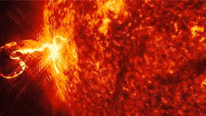 അതിശക്തമായ സൗര കൊടുങ്കാറ്റ് ഭൂമിയിലേക്ക്, വൈദ്യുതി വിതരണവും വിമാന സർവീസുകളെയും ബാധിച്ചേക്കാം