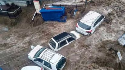 बादल फटने से आई ऐसी बाढ़, नाव की तरह बहने लगी कार, घरों में घुस गया कीचड़, Photos में तबाही का मंजर