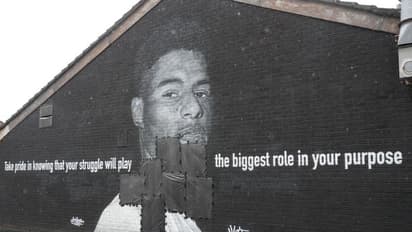 ഇംഗ്ലണ്ടിനെ നാണംകെടുത്തി ആരാധകർ, റാഷ്ഫോർഡിന്റെ ചുമർചിത്രം വികൃതമാക്കി