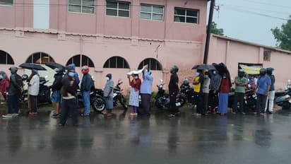 கொட்டும் மழையில் காத்திருக்கும் கோவைவாசிகள்... கொரோனா தடுப்பூசி போட்டுக்கொள்ள ஆர்வம்...!