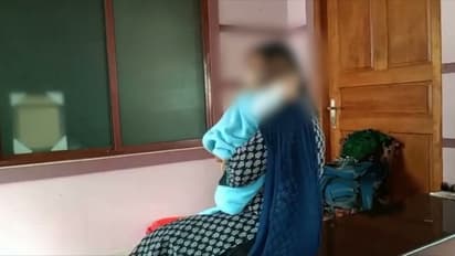 സ്ത്രീധനപീഡനം; പാലക്കാട്ട് യുവാവ് ഭാര്യയെയും കുഞ്ഞിനെയും വീടിന് പുറത്താക്കി, കൈക്കുഞ്ഞുമായി യുവതി വരാന്തയിൽ