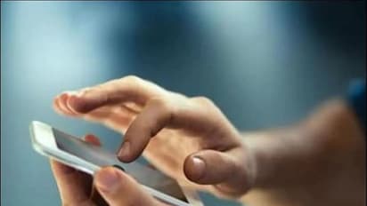 मोबाइल का मैसेज देख पिता और बेटी को लगा 440 वोल्ट का झटका, अस्पताल में कराना पड़ा भर्ती