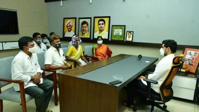 నిరుద్యోగి ఆత్మహత్య... తల్లిదండ్రుల నారా లోకేష్ రూ.2లక్షల ఆర్థిక సాయం