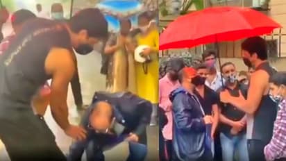 बारिश में भीगते हुए लोगों की मदद करने पहुंचे सोनू सूद, एक बुजुर्ग शख्स ने छुए पैर तो एक्टर ने कही ये बात