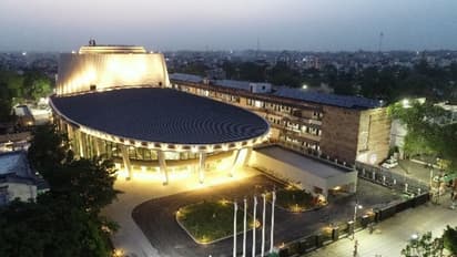 PHOTOS: अंदर से इतना भव्य दिखता है काशी का रुद्राक्ष सेंटर, यहां एक साथ 1200 लोग बैठ पाएंगे