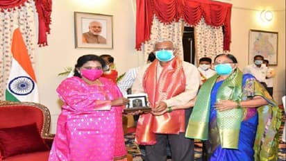 రోడ్లపై గుంతలు పూడుస్తున్న గంగాధర్ తిలక్: తమిళిసై సత్కారం