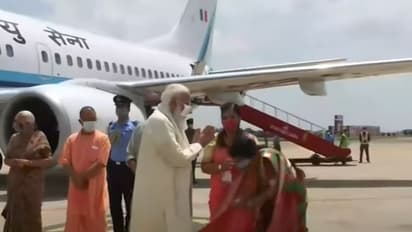 ಮೋದಿ ಪಾದ ಮುಟ್ಟಿ ನಮಸ್ಕರಿಸಲು ಬಂದ ಮಹಿಳೆ: ಹಿಂದೆ ಸರಿದ ಪಿಎಂ, ಬಳಿಕ ಮಾಡಿದ್ದು ಹೀಗೆ!