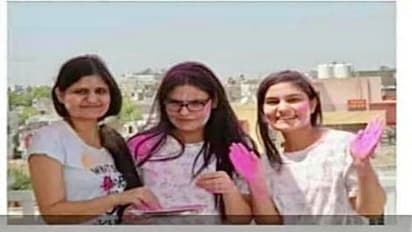 పబ్లిక్ సర్వీస్ లో ముగ్గురు అక్కాచెల్లెల్లు.. అదరగొట్టారుగా..!