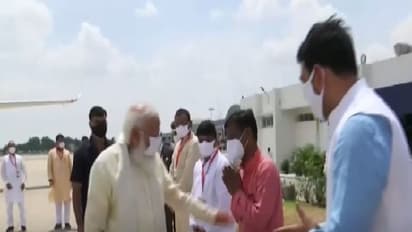 काशी में पीएम मोदी ने सबको नमस्कार किया, लेकिन एक शख्स की खुश होकर थपथपाई पीठ...