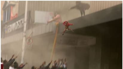 കലാപത്തിനിടെ കത്തുന്ന കെട്ടിടത്തില്‍ നിന്ന് കുഞ്ഞിനെ രക്ഷിക്കാന്‍ താഴേക്കെറിഞ്ഞ് അമ്മ; ഞെട്ടിക്കും വീഡിയോ