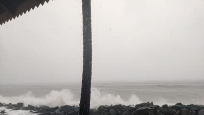 ಮಂಗಳೂರಿನಲ್ಲಿ  ಭಾರೀ ಮಳೆ : ಅರಬ್ಬೀ ಸಮುದ್ರ ಪ್ರಕ್ಷುಬ್ಧ