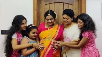 ലൊക്കേഷനിൽ ആഘോഷം; രസകരമായ ചിത്രങ്ങളുമായി 'ചക്കപ്പഴം' താരങ്ങൾ