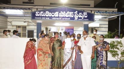 ఇప్పుడు కైలాసానికి వెళ్లి శివుడికి నోటీసులివ్వాలా?: వినుకొండ మున్సిపల్ కమీషనర్ అనుచిత వ్యాఖ్యలు (వీడియో)