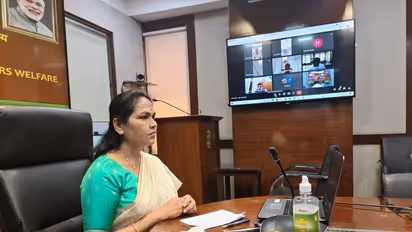 தமிழர்கள் குறித்து சர்ச்சை கருத்து; பாஜக அமைச்சர் ஷோபா மீதான விசாரணைக்கு தடை!