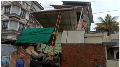 കനത്ത മഴ: കളമശ്ശേരിയില്‍ ഇരു നില വീട് ചെരിഞ്ഞു; വീട്ടുകാരെ രക്ഷപ്പെടുത്തി