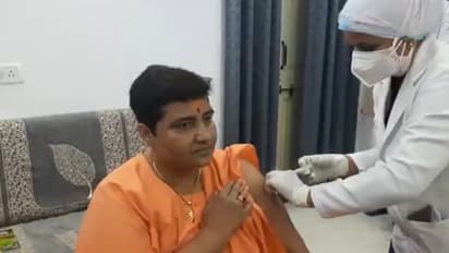 কোভিড টিকা নিয়েও বিতর্কে বিজেপি নেত্রী প্রজ্ঞা ঠাকুর, কংগ্রেস বলল প্রধানমন্ত্রী মুখ্যমন্ত্রীও এমন সুযোগ পাননি