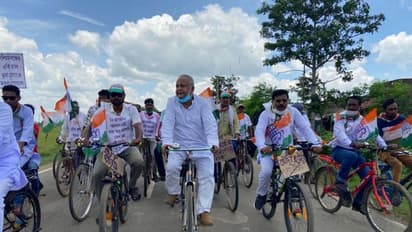 পেট্রোলের মূল্যবৃদ্ধির প্রতিবাদে অব্যাহত বিক্ষোভ, পুরুলিয়ায় দ্বিতীয় দিনে কংগ্রেসের সাইকেল মিছিল