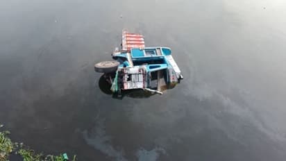 সাঁতরাগাছি ব্রিজ থেকে ৩০ ফুট নিচে পড়ল লরি, নিখোঁজ চালক ও খালাসি