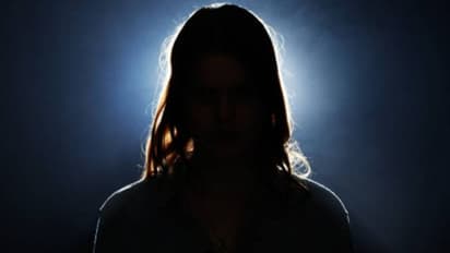 മദ്യപിച്ച് സഹപ്രവർത്തകരെ ലൈംഗികമായി പീഡിപ്പിക്കാൻ ശ്രമിച്ചു, വനിതാ ഓഫീസറെ പുറത്താക്കി