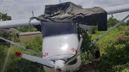 MP में ट्रेनी विमान क्रैश: रनवे छोड़ सड़क पर जा पहुंचा, एक्शन में उड्डयन मंत्री सिंधिया..जांच के आदेश