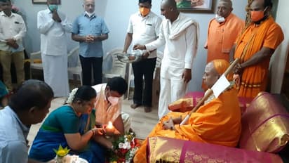 ಶಿಕಾರಿಪುರ ಪಟ್ಟಣದ ಸಿಎಂ ಬಿಎಸ್ ವೈ ನಿವಾಸಕ್ಕೆ ಶ್ರೀ ಶೈಲ ಜಗದ್ಗುರುಗಳ ಭೇಟಿ