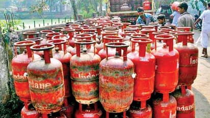 LPG Cylinder: பெட்ரோல், டீசல் விலையை தொடர்ந்து சிலிண்டர் விலையும் உயர்வு.. அதிர்ச்சியில் பொதுமக்கள்.!