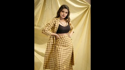 టాప్ అందాలతో స్టయిల్గా హాట్ పోజులిస్తున్న జూనియర్ సమంత ఆత్మిక.. లుక్స్ మైండ్ బ్లాక్!