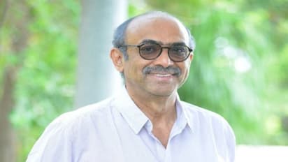 కారు దిగి ట్రాఫిక్ కంట్రోల్ చేసిన సినీ నిర్మాత సురేశ్ బాబు