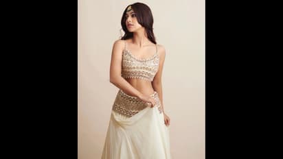 அச்சசோ ...பார்ப்பவர்களை வெட்கப்பட வைக்கும் அணு இமானுவேல்..உள்ளாடை தெரியும் அளவுக்கு மெல்லிய உடையில் ....