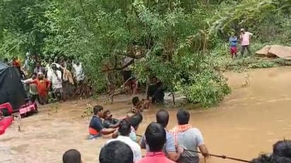 దైవ దర్శనానికి వెళ్లొస్తుండగా.. వాగులో చిక్కుకుపోయిన 50 మంది భక్తులు, రంగంలోకి రెస్క్యూ బృందాలు