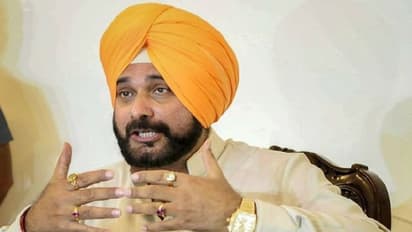 पंजाब के 'कैप्टन' बनने के बाद गांधी फैमिली के आगे 'नतमस्तक' हुए सिद्धू, शेयर की नेहरू के साथ पिता की तस्वीर