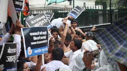 ಪೆಗಾಸಸ್ ಸ್ಕ್ಯಾಮ್: ಪಾರ್ಲಿಮೆಂಟ್ ಮುಂಭಾಗದಲ್ಲಿ ಹೈಡ್ರಾಮಾ