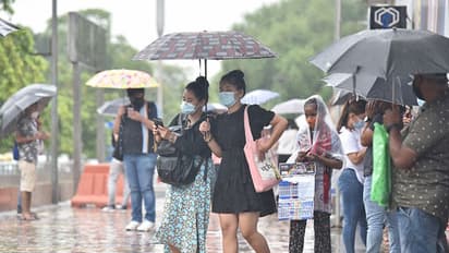 #ChennaiRains கரையைக் கடந்த தாழ்வு மண்டலம். ரெட் அலெர்ட் வாபஸ். ஆனாலும் இந்த மாவட்டங்களில் கவனம் மக்களே..!