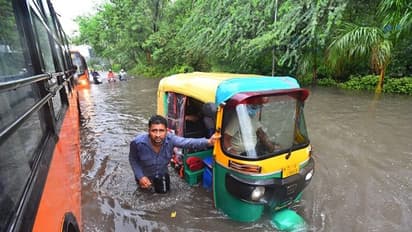 കനത്ത മഴയും വെള്ളപ്പൊക്കവും, വ്യാപക നാശനഷ്ടം, കൊങ്കൺ റൂട്ടിൽ ട്രെയിന് സര്വ്വീസ് നിർത്തിവെച്ചു
