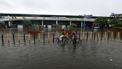 കനത്തമഴ: കൊങ്കൺ പാതയിൽ റെയിൽ ഗതാഗതം നിലച്ചു; കുടുങ്ങിക്കിടക്കുന്നത് ആറായിരം യാത്രക്കാർ