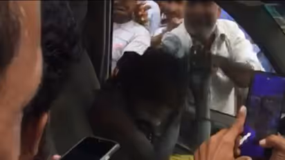 വഴി ചോദിക്കാനായി വാഹനം നിര്ത്തി; കുട്ടികളെ കടത്തുന്ന സംഘമെന്ന് ആരോപിച്ച് സന്യാസികള്ക്ക് മര്ദ്ദനം