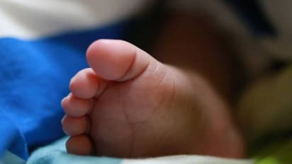 పెళ్లి కాకుండానే గర్భం.. అప్పుడే పుట్టిన బిడ్డను కిటికీలో నుంచి..